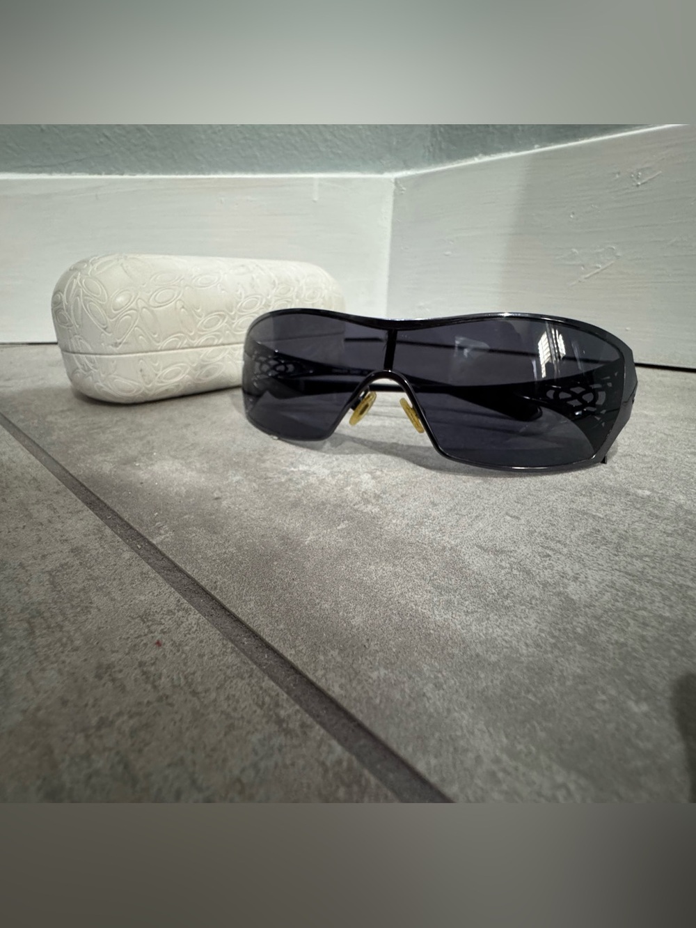 Oakley Dart OO4008 sunglasses featuring a polished black frame with grey lenses - Picture 14 of 15